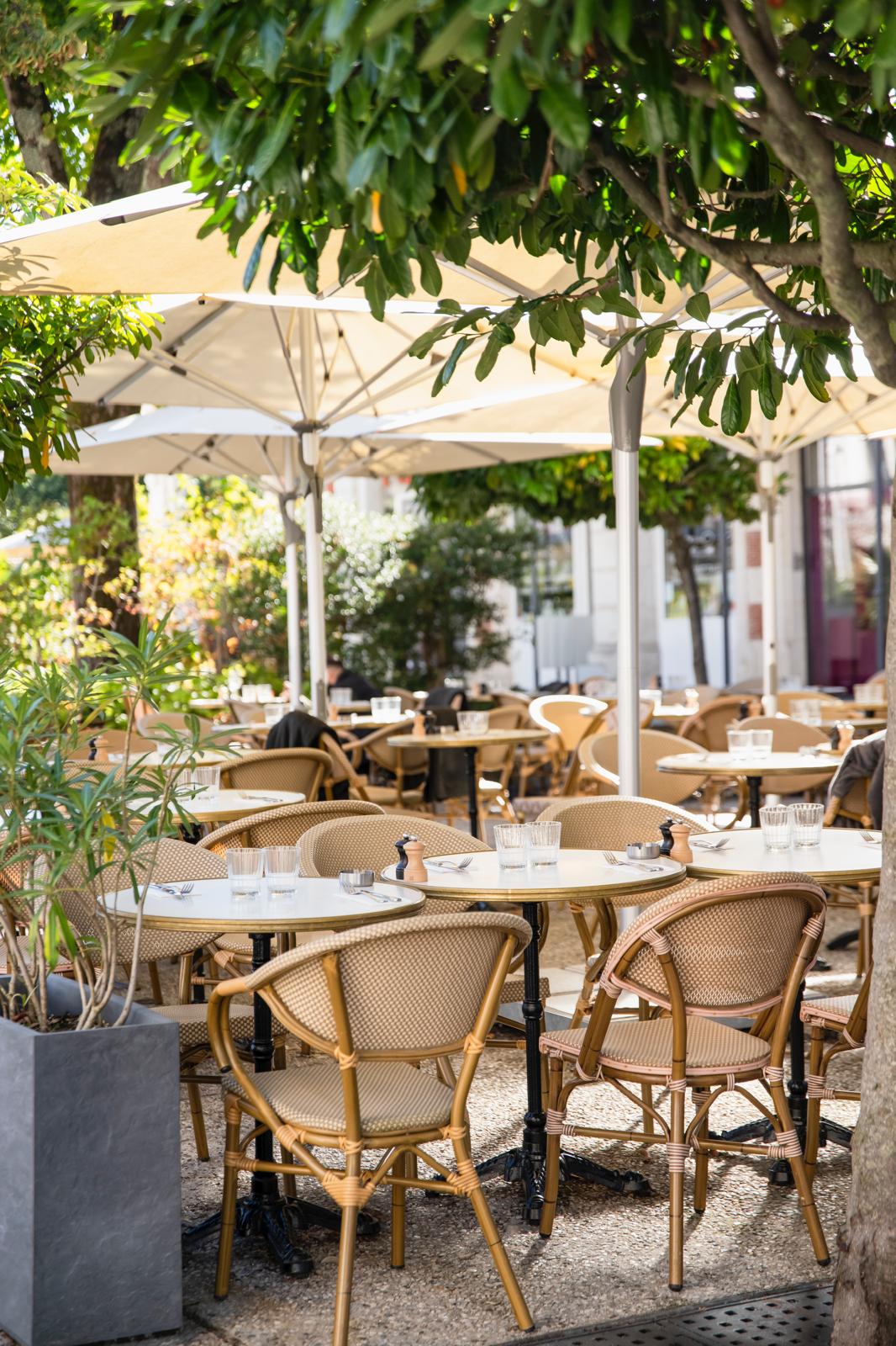 Terrasse ensoleillée Le Petit Louvre